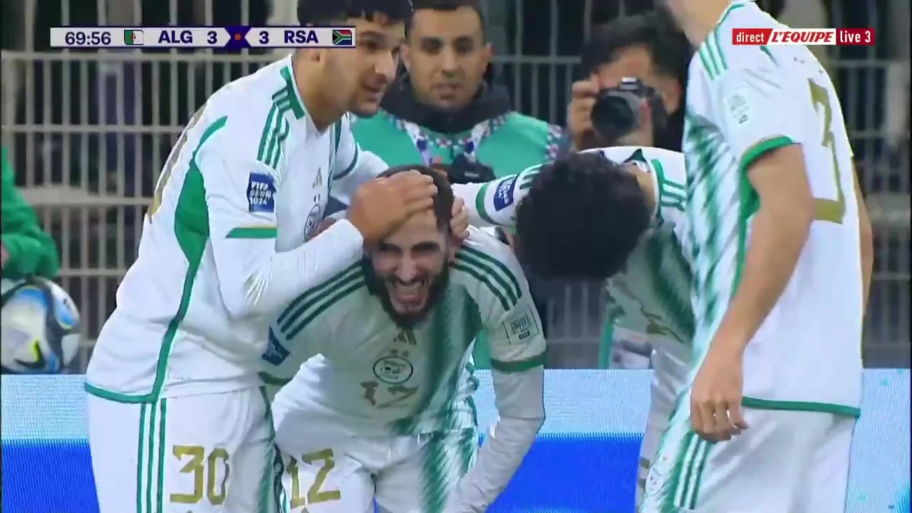 此球之应天上有！阿尔及利亚球员本齐亚超级逆天倒钩破门！